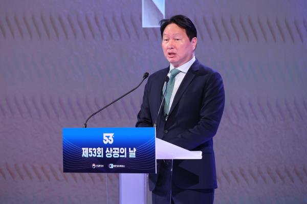 SK Group Chairman Chey Tae-won delivers a commemorative address at the 53rd Commerce and Industry Day ceremony held at the Korea Chamber of Commerce and Industry in Jung-gu, Seoul, on March 31. (Yonhap)