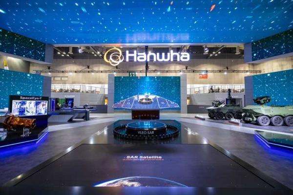 A mock-up of Hanwha Systems’ VLEO ultrahigh-resolution SAR satellite is showcased at ADEX 2025, at Kintex in Ilsan, Gyeonggi Province, in October 2025. (Hanwha Systems)