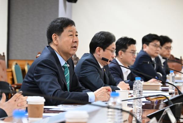 Deputy Prime Minister and Minister of Finance and Economy Koo Yun-cheol speaks at a macroeconomic policy meeting in Seoul, on April 2. (Yonhap)